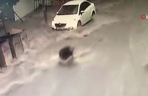 Esenyurt'ta kadın sel sularına kapıldı! Kameralara saniye saniye kaydedildi