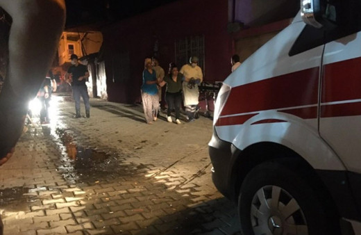 İzmir'de korku dolu anlar eşini bıçakla rehin aldı