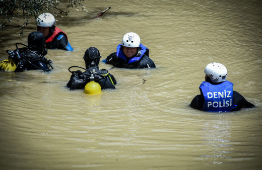 Bursa'da selde kaybolan genç kızı arama çalışmaları güçlükle devam ediyor