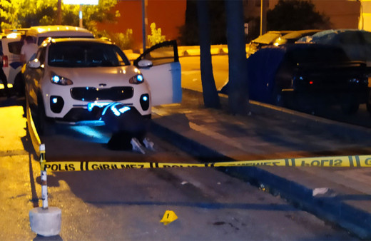 Küçükçekmece’de yol verme kavgasında silahlar konuştu: 3 yaralı