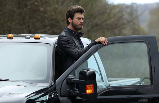 Kıvanç Tatlıtuğ'un araba sevdası bunu da yaptırdı oto sanayide çalışmaya başladı