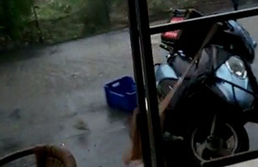 İstanbul'da hortumun motosikleti savurma anı kamerada