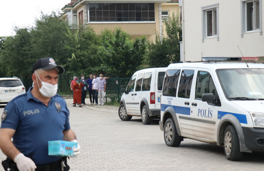 Sakarya'da eline aldığı tabancayı başına dayayıp tetiğe bastı