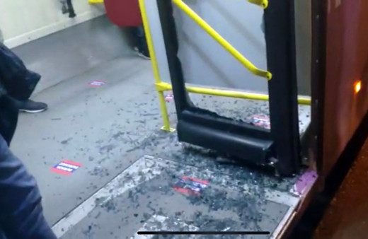 Geç geldi diye otobüsün camlarını tuzla buz edip kaçtılar