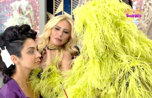 Bülent Ersoy civciv gibi Show TV'ye çıktı! Kuaförüm Sensin'deki kıyafetine bakın