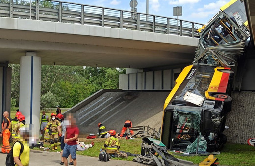 Polonya'da yolcu otobüsü köprüden düştü