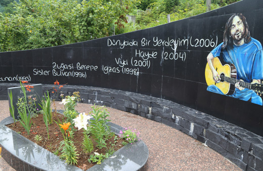 Kazım Koyuncu mezarının başında anıldı 15 yıl önce kansere yenik düşmüştü