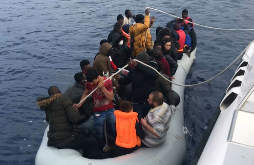 Yunanistan ölüme terk ediyor Türk askeri kurtarıyor