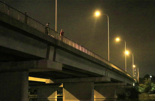 Adana'da 'kul hakkı yedim' deyip nehre atlamaya çalışan şahsı polis kurtardı