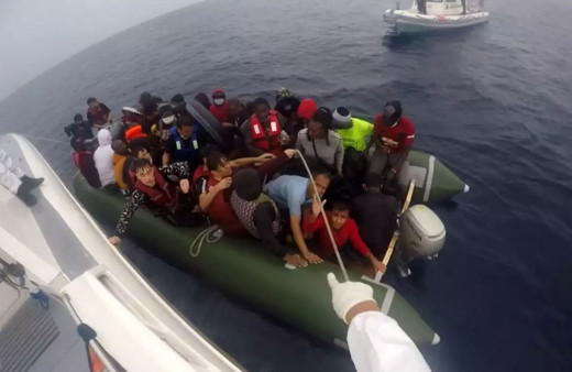 Yunanistan'ın ölüme terk ettiği 45 kaçak göçmen kurtarıldı