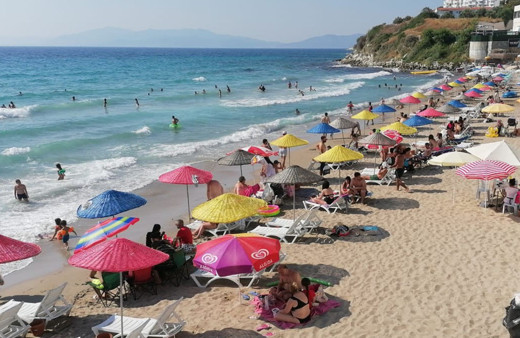 Aydın'da dünyaca ünlü Kadınlar Plajı’nda sosyal mesafeli güneş keyfi