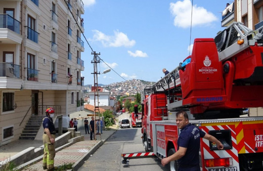 Sultanbeyli'de 2 çocuk annelerini odaya kilitledi