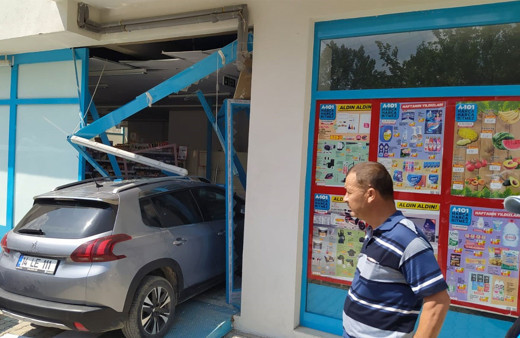 Bolu’da kontrolden çıkan otomobil markete girdi: 3 yaralı