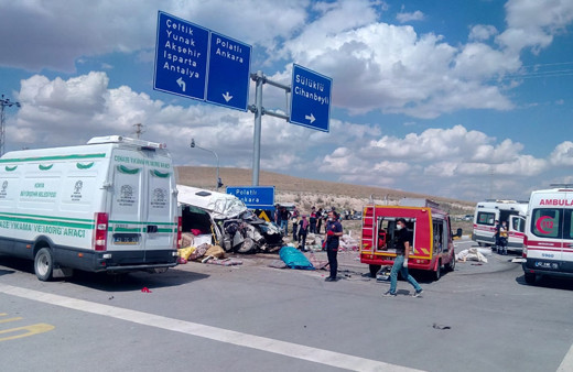 Konya'da katliam gibi kaza! Minibüs TIR ile kafa kafaya çarpıştı