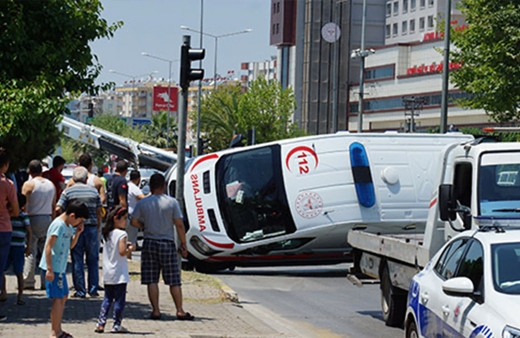 Aydın'da otomobil ambulansa çarptı! Çok sayıda yaralı var