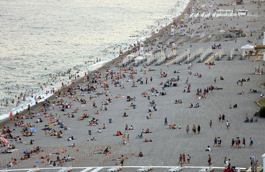 YKS kısıtlamasının sona ermesiyle dünyaca ünlü Antalya Konyaaltı sahilinde yoğunluk yaşandı