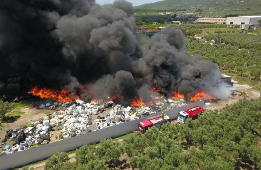 Bursa'da yangın çıkan geri dönüşüm tesisi kullanılamaz hale geldi