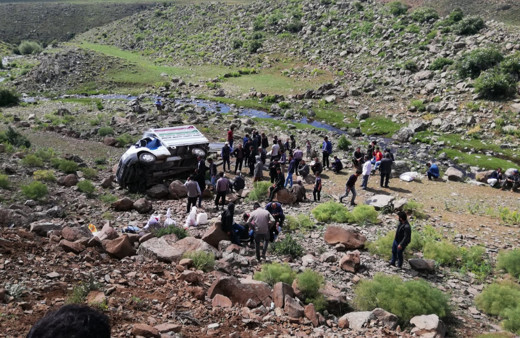 Kamyonet şarampole uçtu: 17 yaralı