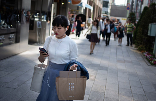 Japonya'da ilginç karar! Yürürken telefon kullanmak yasaklandı