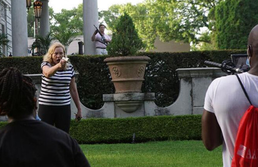 ABD'de kan donduran görüntü! Lüks malikanelerinden silahlarla çıkıp...