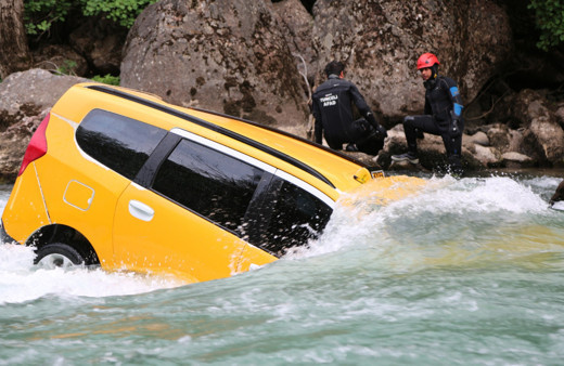 Tunceli’de Munzur Çayı’na uçan taksi için ekipler seferber edildi