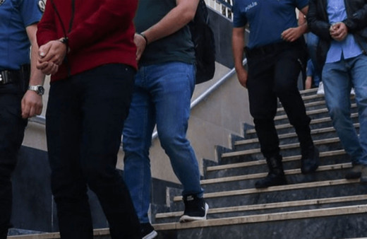 İstanbul merkezli 3 ilde ruhsatsız taksi duraklarına baskın! 18 kişi gözaltında