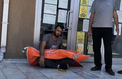 Bursa'da küçük çocuğunun cesediyle oturduğu kaldırımdan 2 saat kalkamadı