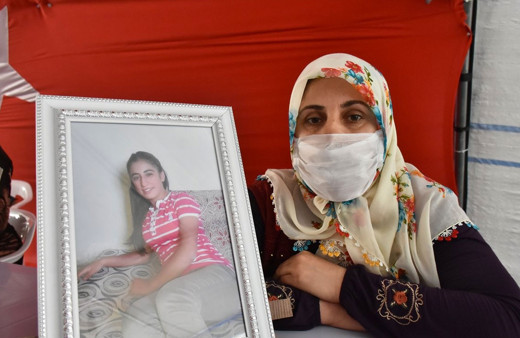 Diyarbakır HDP binası önündeki evlat nöbetine bir anne daha katıldı