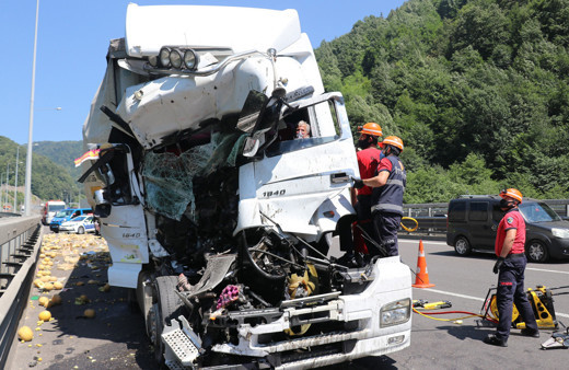 Bolu'da kazanın her bir karesi dehşeti anlattı TIR sürücüsü içeride sıkışıp kaldı