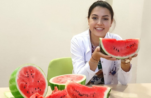 Yaz aylarının vazgeçilmezi karpuzun faydaları saymakla bitmiyor kanser riskini azaltıyor