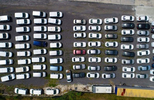 Yer İstanbul! Servet değerindeki otomobiller böyle çürümeye terk edildi