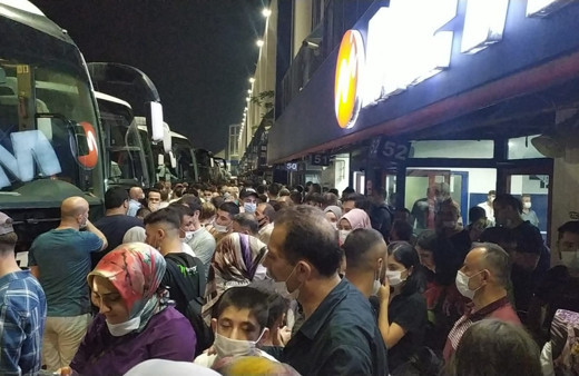 İstanbul Otogarında sosyal mesafesiz asker uğurlama yoğunluğu