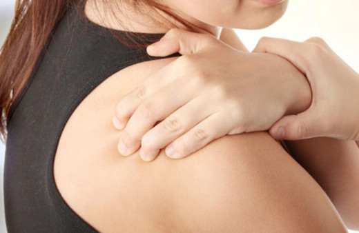 Omuzda geçmeyen ağrı varsa aynanın önüne geçip bu testi yapın