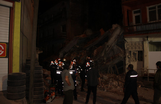 Erzurum’da 5 katlı metruk bina çöktü
