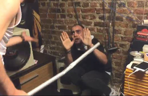 İstanbul’da dehşet anları! Para için arkadaşını sopa ve satırla dövdü!