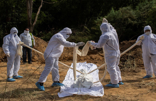 Hindistan'da korkunç görüntü! Koronadan ölenleri topluca çukurlara attılar