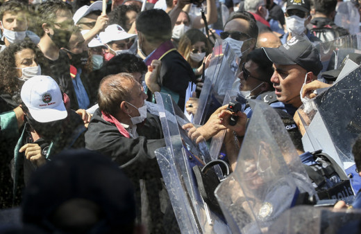 Baroların izinsiz yürüyüşüne polis müdahalesi
