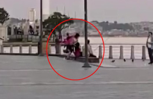 Üsküdar'da bir kadın tartıştığı erkeğe herkesin içinde meydan dayağı çekti!