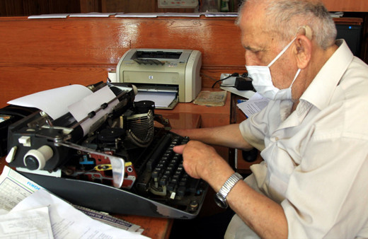 Samsun'da tek parmağıyla 38 yıldır daktiloyla dilekçe yazıyor
