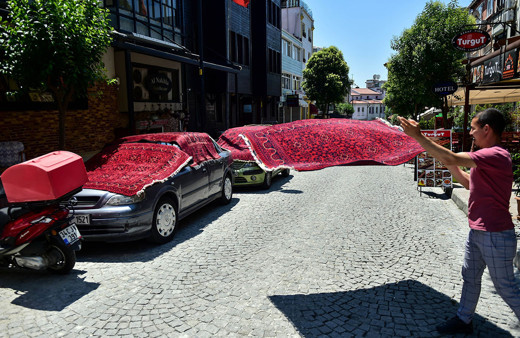 Turist gelmedi halılar depoda nemlendi! Sultanahmet halı tarlasına döndü