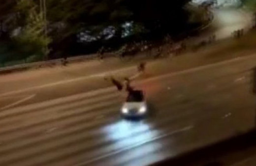 ABD’de dehşete düşüren görüntü! Göstericilerin üzerine araç sürüldü