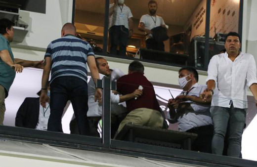 Denizlispor başkanı Ali Çetin şişe fırlattı korumalarıyla taraftara saldırdı