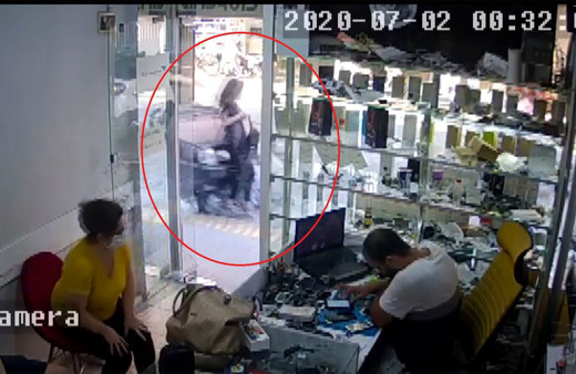 Kaldırımda yürüyen kadına otomobilin çarpma anı güvenlik kamerasında
