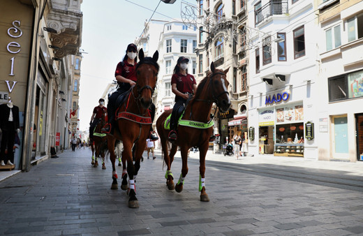 Atlı polisler Taksim'e çıktı Koronavirüs denetimi yaptı