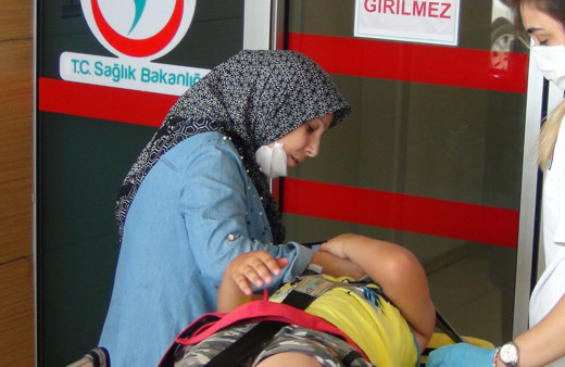 Bursa'da yaralanan oğlunu teselli eden anne kameraya yansıdı