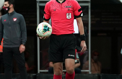 Süper lig hakemi Zorbay Küçük sakatlandı