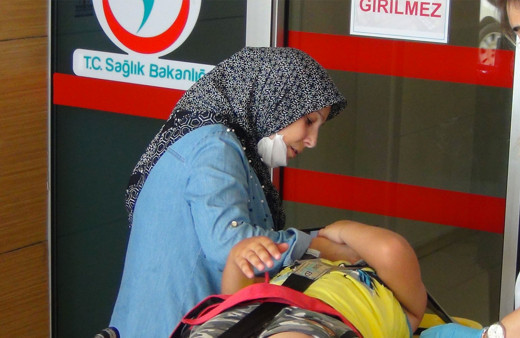 Bursa'da yaralanan oğlunu teselli eden anne kameraya yansıdı