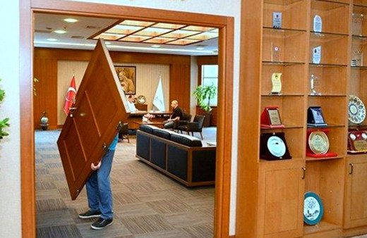 Beylikdüzü Belediye Başkanı Çalık makam odasının kapısını söktürdü