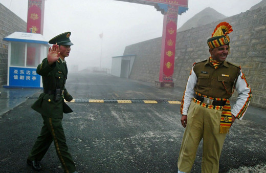 Hindistan ve Çin askerlerinin ihtilaflı bölgeden geri çekilmesi sürüyor