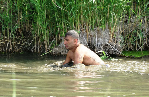 Iğdır'da elini olta olarak kullanıyor yakaladığı balıkların büyüklüğü şaşırttı
